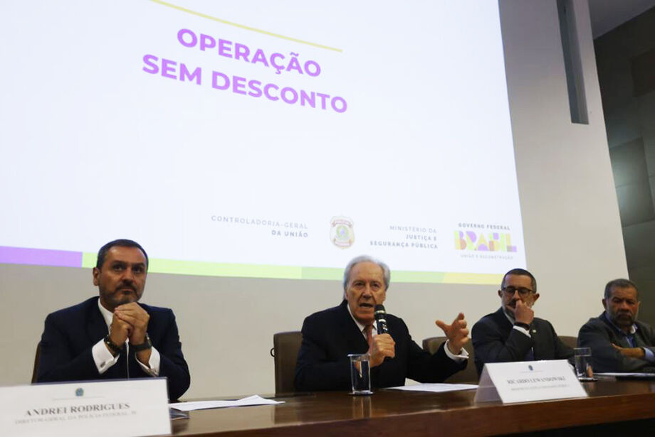 O diretor-geral da PF, Andrei Rodrigues, o ministro da Justiça, Ricardo Lewandowski, e o ministro da Controladoria Geral da União (CGU), Vinicius Marques de Carvalho, e o ministro da Previdência Social, Carlos Lupi, durante entrevista coletiva