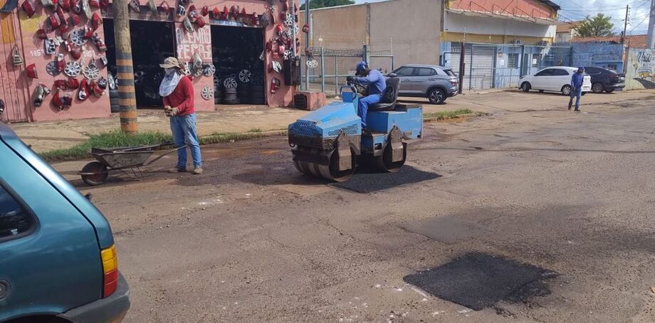 As equipes iniciaram as atividades logo nas primeiras horas da manhã, com a marcação dos pontos onde o asfalto danificado será recortado, limpo e receberá nova camada asfáltica