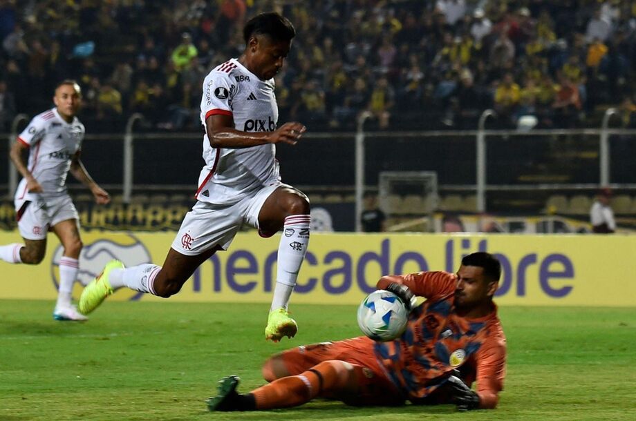 Bruno Henrique foi parado pelo goleiro Jesus Camargo antes de conseguir abrir o placar para os flamenguistas.