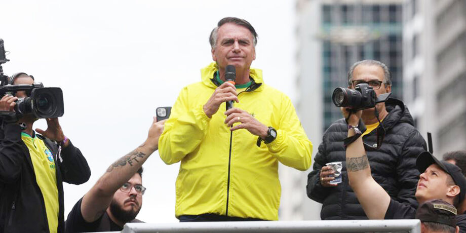 Jair Bolsonaro durante ato na Avenida Paulista por anistia aos condenados nos atos golpistas de 8 de Janeiro; cinco dias depois, ex-presidente passou mal durante turnê no Nordeste