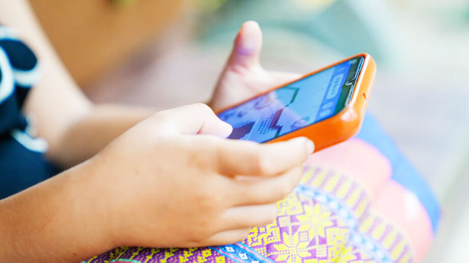 Pais e responsáveis devem ficar atentos ao conteúdo que crianças e adolescentes acessam na internet.