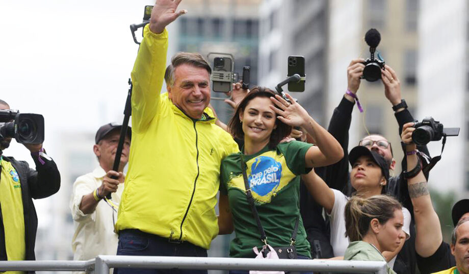 Último boletim médico do ex-presidente aponta que ele retirou os drenos que tinha no abdômen, mas que deve seguir internado na UTI, sem previsão de alta.