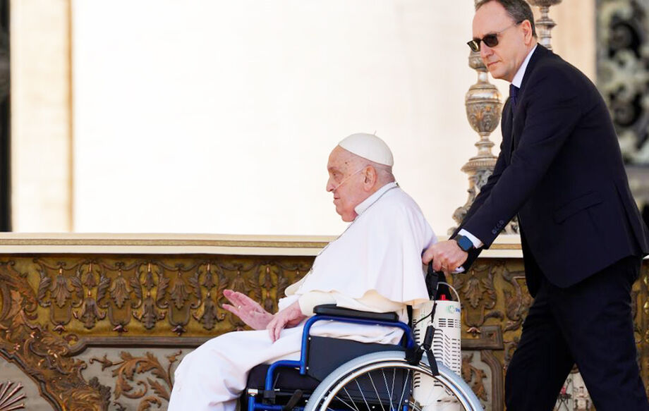 Papa Francisco chegou em uma cadeira de rodas, auxiliado por seu enfermeiro pessoal, Massimiliano Streppetti, ao fim de uma missa na Praça de São Pedro, no Vaticano, no dia 6 de abril de 2025, parte do jubileu dos doentes e dos profissionais de saúde.