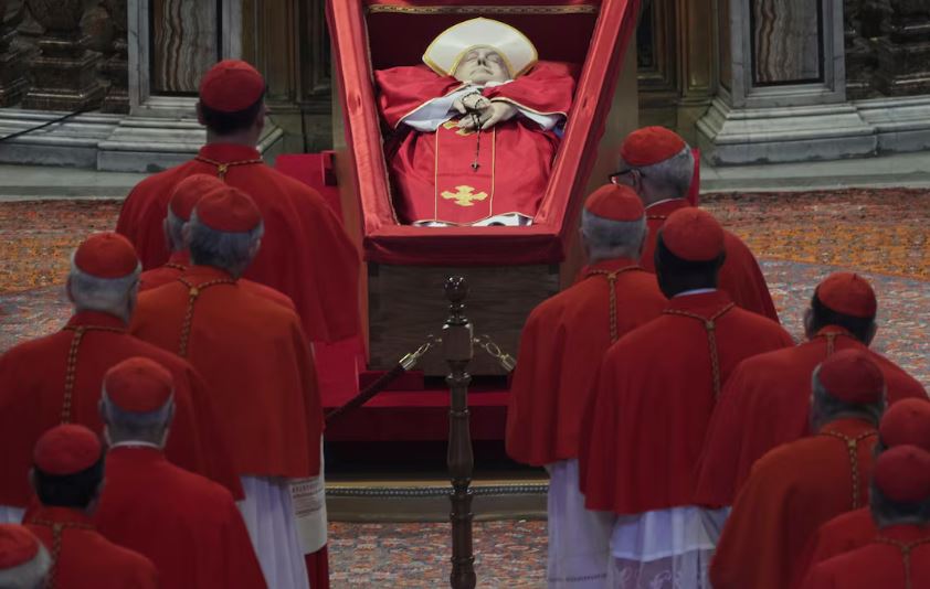 Cardeais prestam homenagem ao Papa Francisco na Basílica de São Pedro, no Vaticano.