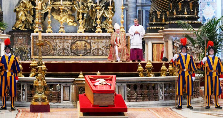 Integrantes da Guarda Suíça fazem a proteção do caixão onde repousa o papa Francisco, na Basílica de São Pedro.