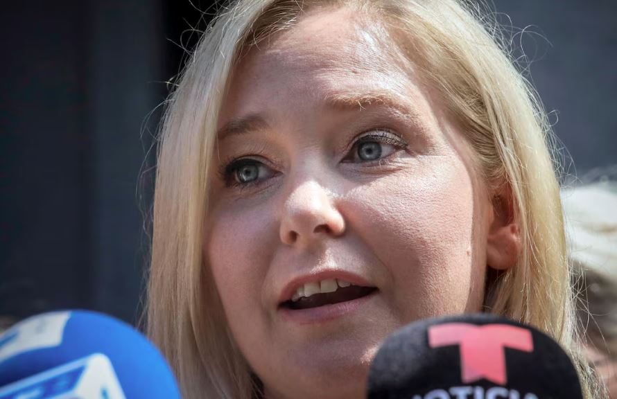 Imagem mostra a advogada Virginia Giuffre durante uma entrevista coletiva em Nova York, em agosto de 2019