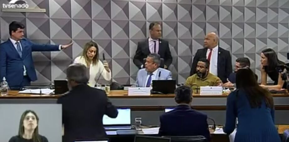 Senadora Soraya Thronicke, de Mato Grosso do Sul, ordena prisão de testemunha por falso testemunho durante sessão da CPI das Bets.