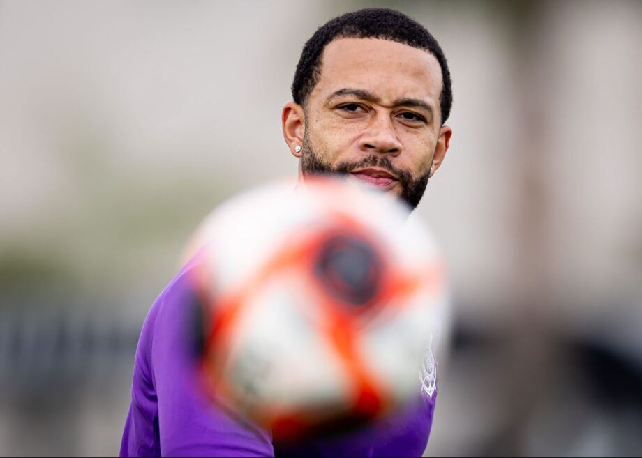 Memphis Depay retomou os treinos no CT após enfrentar dificuldades climáticas para retornar do Rio de Janeiro.