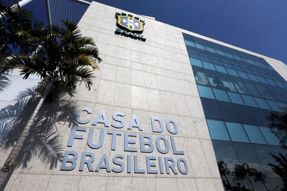 CBF diz que regra que pune atleta por subir na bola durante jogo cumpre orientação da Conmebol