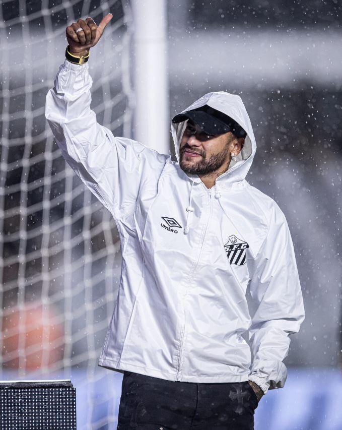 Neymar esteve ao lado do elenco santista antes da partida contra o Bahia, pelo Campeonato Brasileiro.