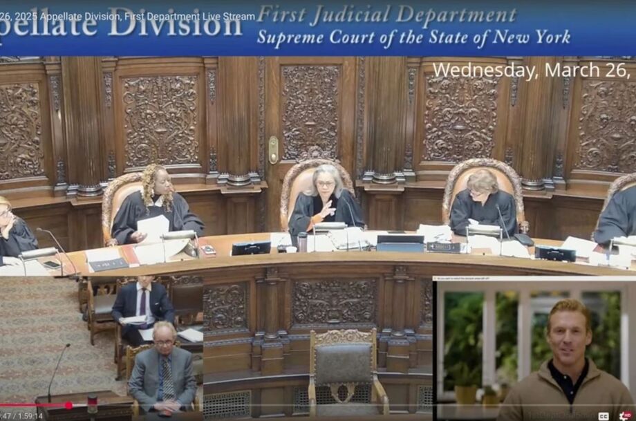 Imagem mostra um avatar gerado por inteligência artificial, no canto inferior direito, dirigindo-se aos juízes por meio de uma tela de vídeo instalada na sala do tribunal