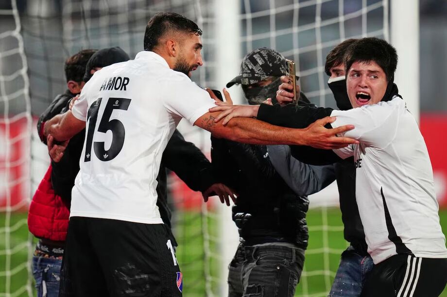 Torcedores do Colo Colo foram ao gramado após confusão, iniciada nos arredores do Monumental, entrar no estádio.