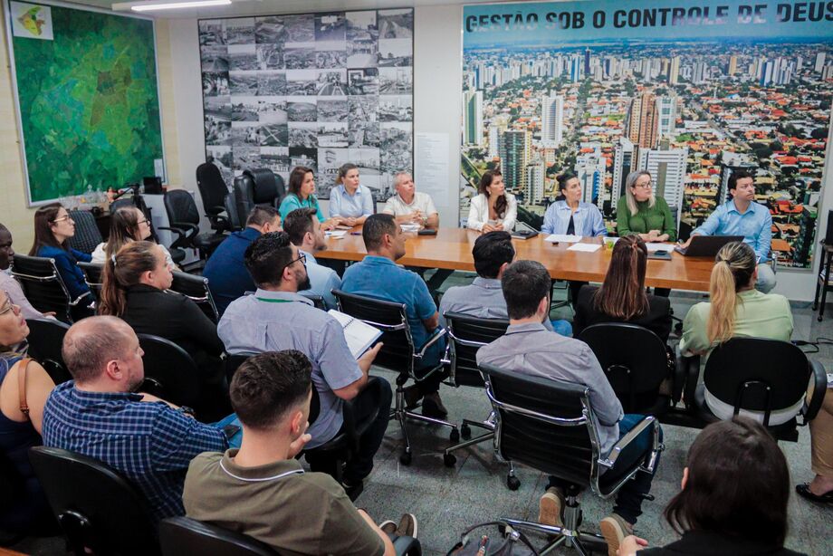 Durante reunião com o Centro de Operações de Emergência (COE) neste sábado (26), a Prefeitura de Campo Grande e a Secretaria Municipal de Saúde (SESAU) deliberaram ações emergenciais para conter o aumento de doenças respiratórias e arboviroses na Capital.