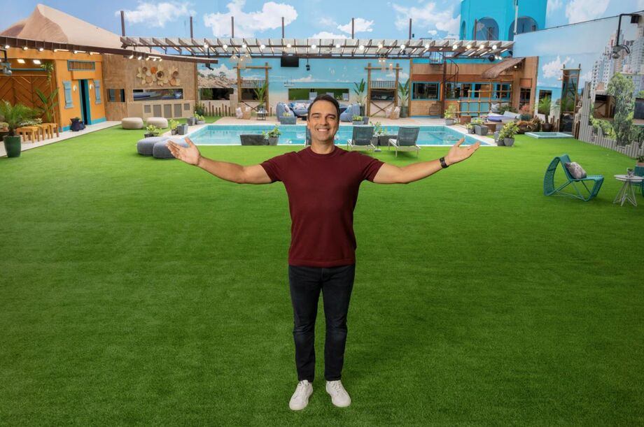 Tadeu Schmidt na casa do BBB 25. Final do programa é nesta terça, 22.