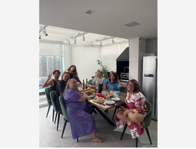 Preta Gil reuniu família e amigos em almoço de Páscoa