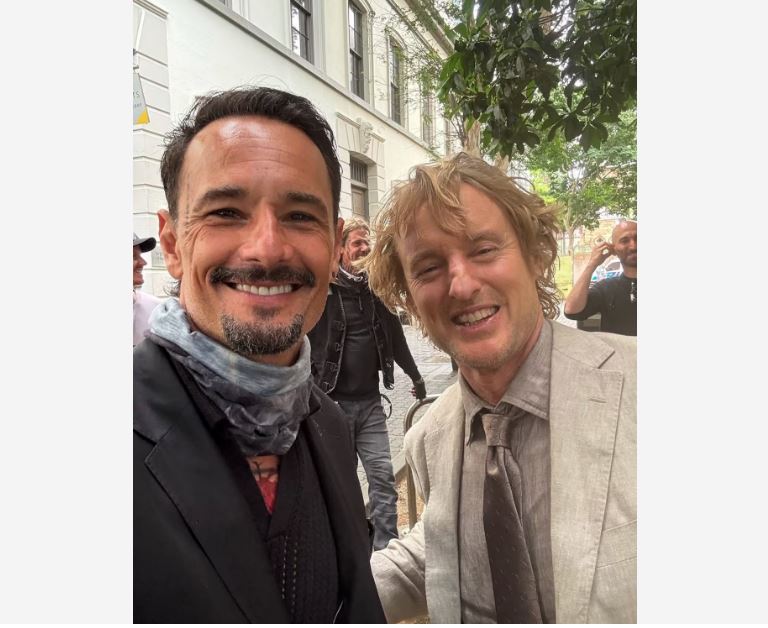 Rodrigo Santoro e Owen Wilson nos bastidores de 'Runner'