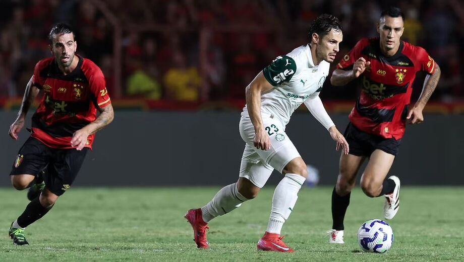 Raphael Veiga, do Palmeiras, sofreu pênalti que decretou vitória do time paulista sobre o Sport.