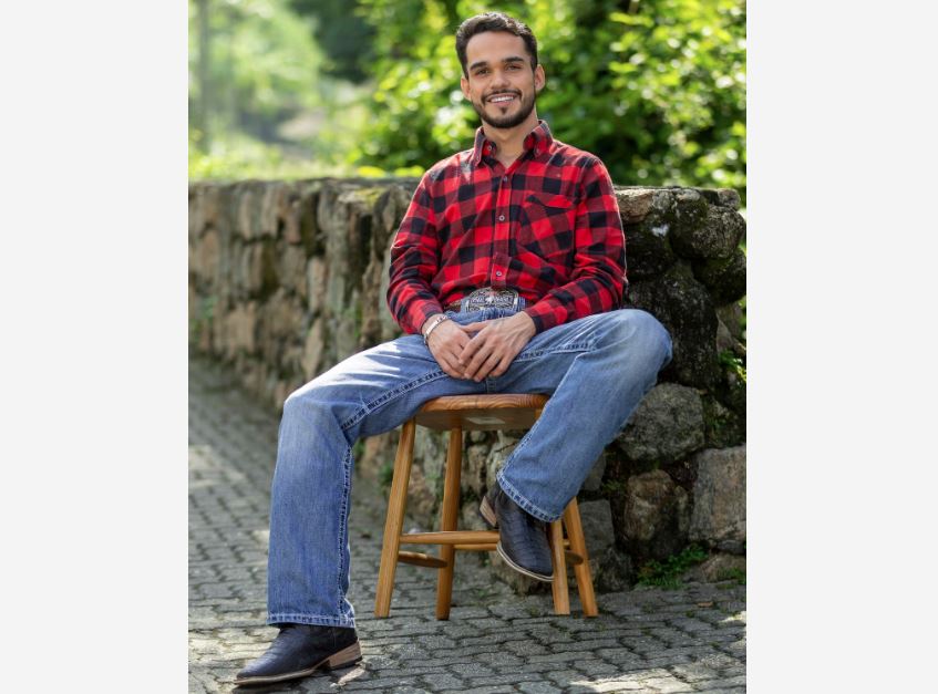 João Pedro, terceiro colocado do BBB 25, posa para foto após a final do reality.