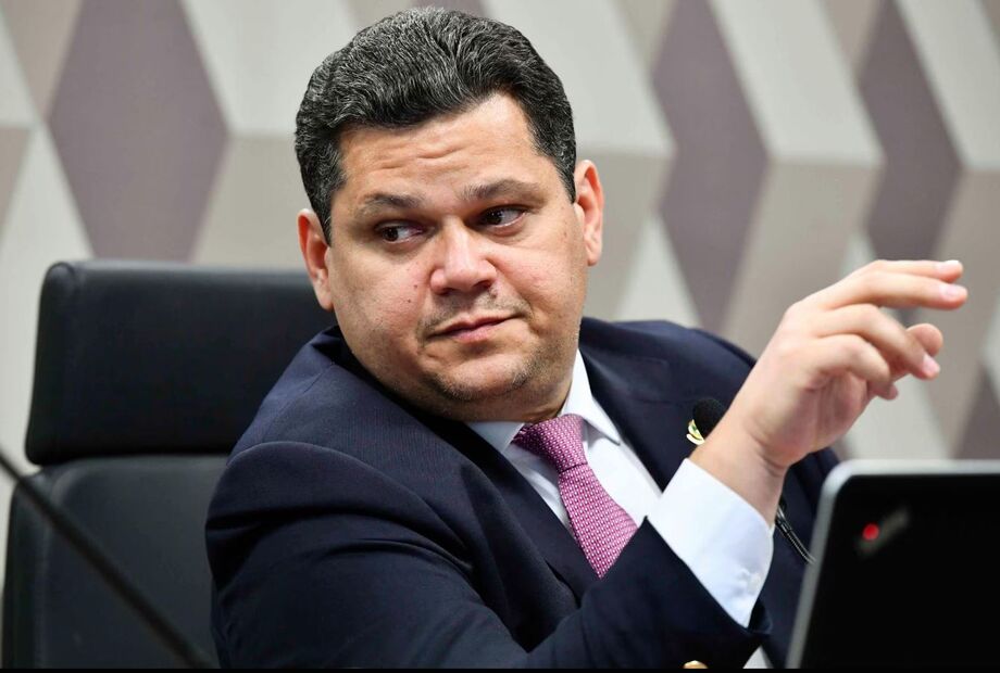 O presidente do Senado, Davi Alcolumbre, negocia o texto de um novo projeto para reduzir as penas dos envolvidos no 8/1