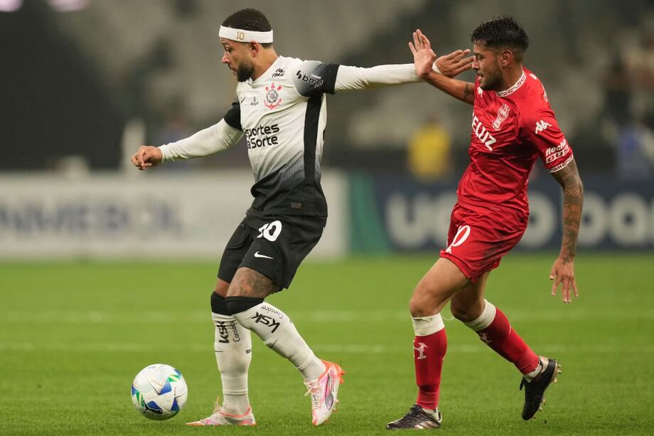 Memphis Depay durante partida entre Corinthians e Huracán, na Neo Química Arena.