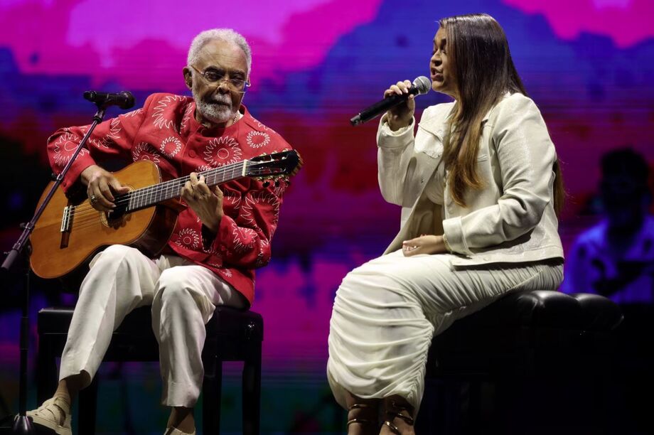 Gilberto Gil e Preta Gil cantando 'Drão', música escrita para Sandra Gadelha, no Allianz Parque, São Paulo.