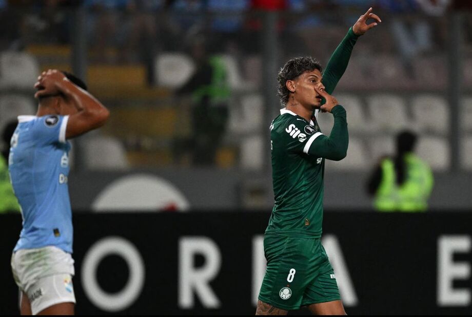 Richard Ríos comemora gol da vitória do Palmeiras sobre o Sporting Cristal.