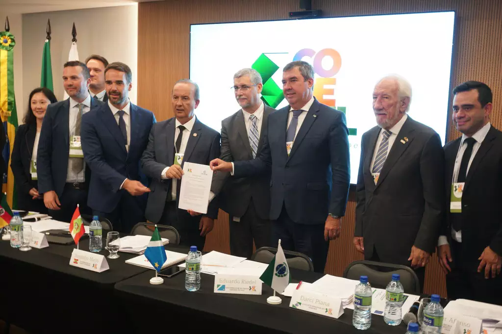 Governador Eduardo Riedel (PSDB) discursa durante evento.