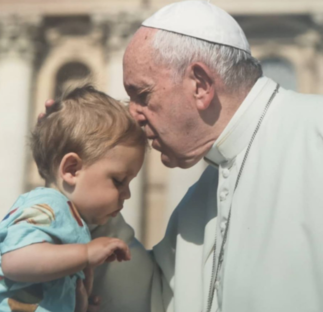 Leo tinha 11 meses quando foi abençoado pelo Papa Francisco