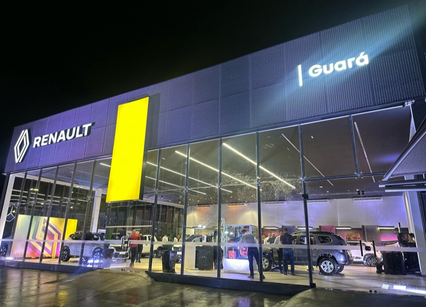 Fachada da nova unidade Guará Renault, nos Altos da Avenida Afonso Pena: Primeira concessionária da marca no Brasil a seguir os padrões europeus, unindo sofisticação, modernidade e localização privilegiada.