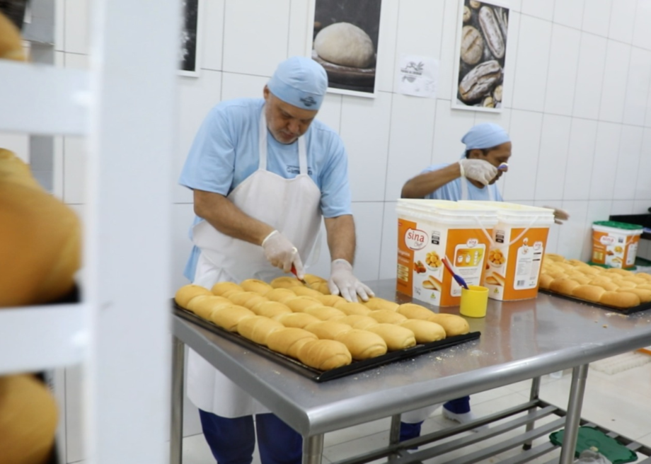 Projeto da Gameleira chega a quase 1 milhão de pães doados e une trabalho de presos com apoio a instituições sociais.