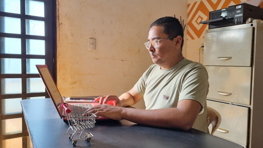João Vitor Benitez organiza o fluxo de caixa da Mercearia Ipê com ajuda de sistema automatizado implantado após capacitação do Sebrae/MS.
