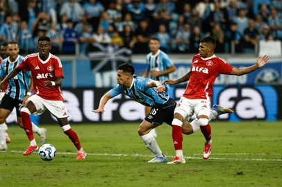 Com direito a gol contra, pênalti, expulsão e muita reclamação, Grêmio e Inter empatam em 1 a 1 na Arena e seguem sem embalar no Brasileirão