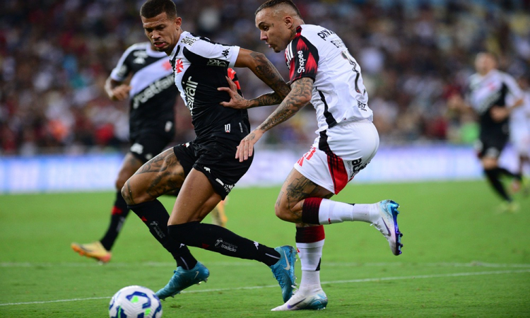 Flamengo empata sem gols com o Vasco e se isola na liderança do Brasileirão