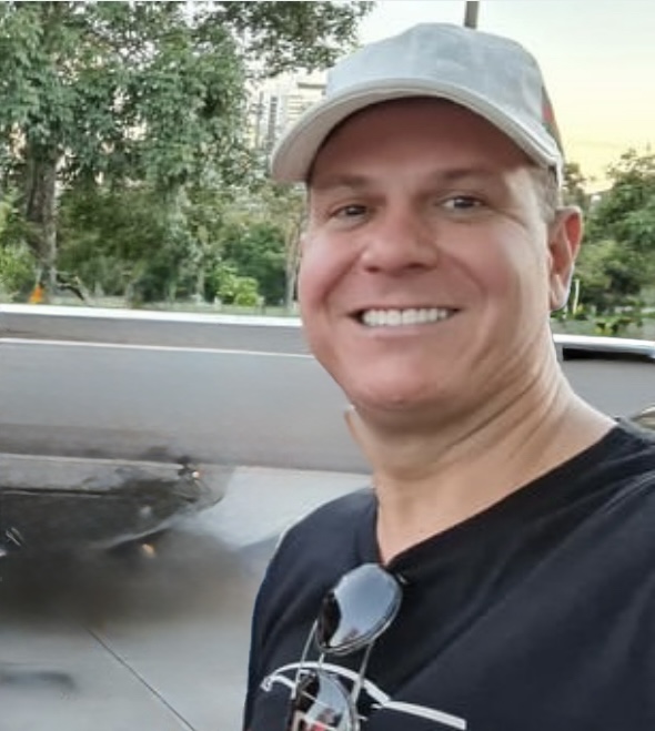 Neto Coelho morre durante a Driver Cup 2025 após acidente em pista molhada. Em 2024, venceu provas de 1 e 2 milhas atingindo 341 km/h.