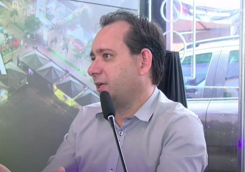 Na Expogrande, Jonas Ortiz, da Energisa MS, explica como é feita a conta de energia