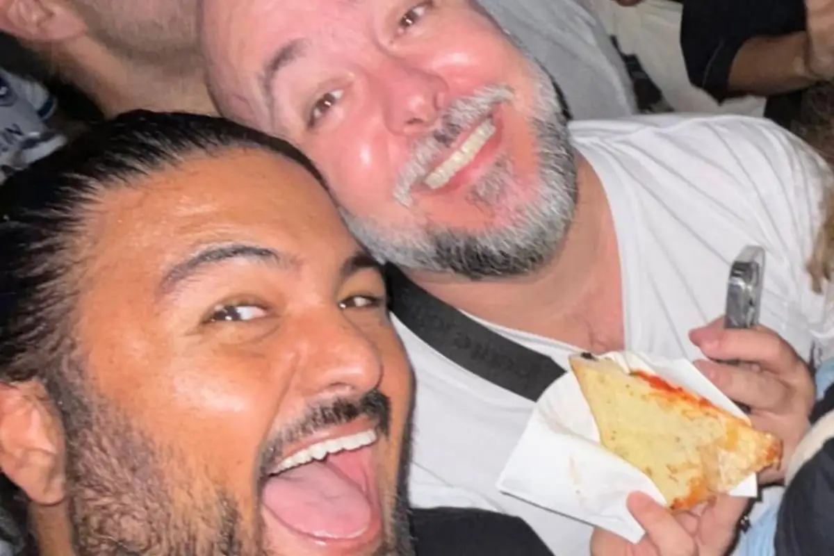 O campo-grandense Orlando Beraldo comemora o pedaço de pizza enviado por Lady Gaga aos fãs que aguardavam por ela no Rio de Janeiro
