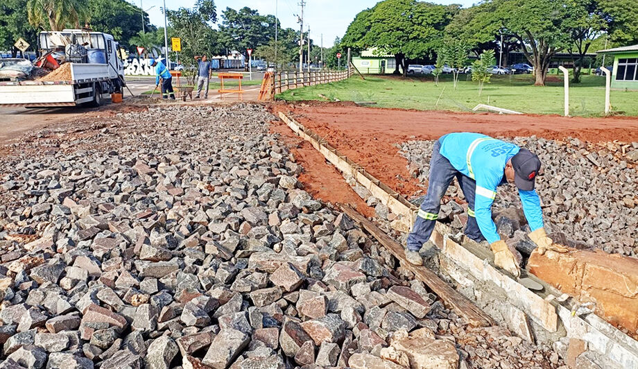 Trecho da Avenida Filinto Muller, em frente ao Lago do Amor, passa por reparos estruturais após desmoronamento parcial
