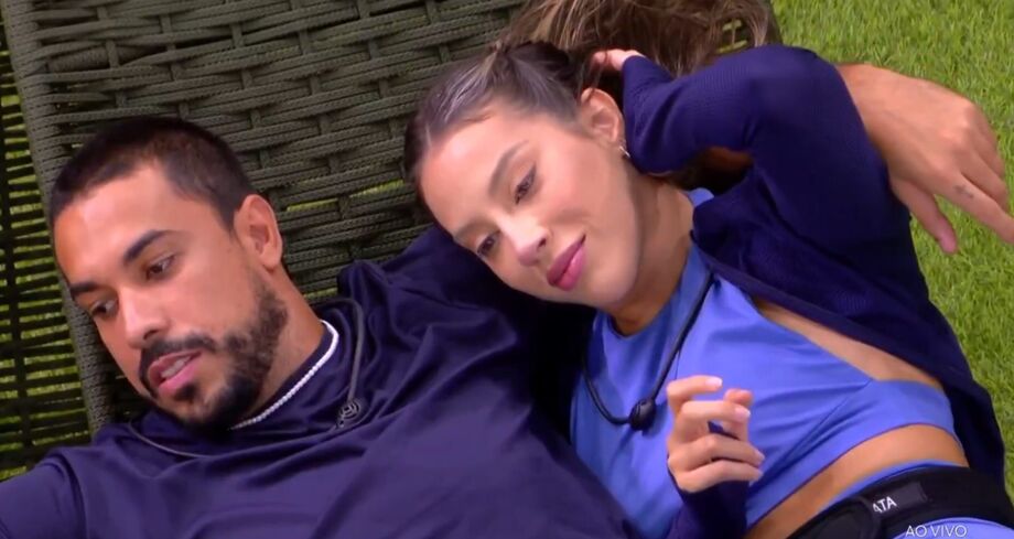 Maike e Renata durante conversa no gramado do BBB 25