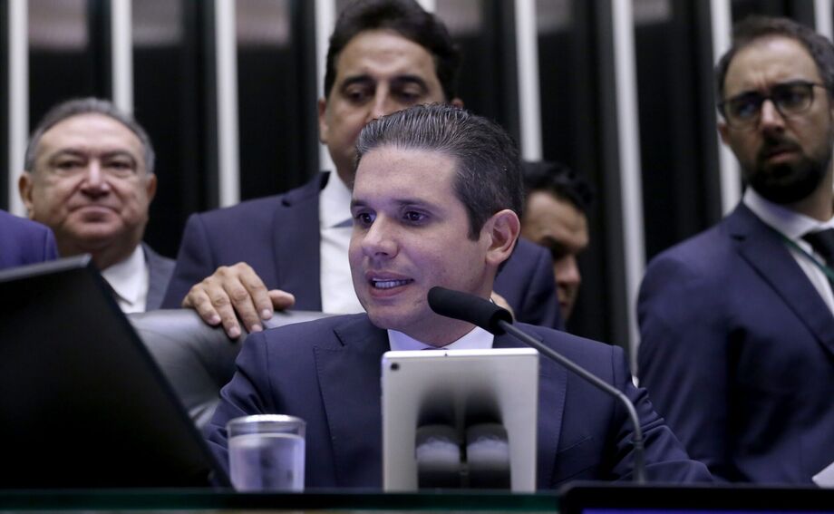 Presidente da Câmara, Hugo Motta recebe forte pressão para pautar anistia nesta semana.