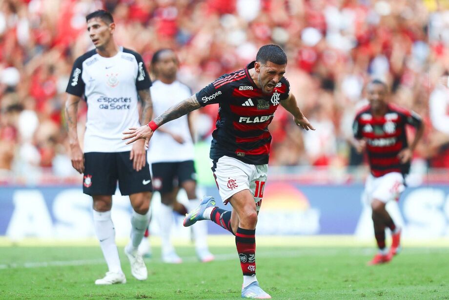 Arrascaeta marcou e assumiu a artilharia do Brasileirão, com cinco gols.