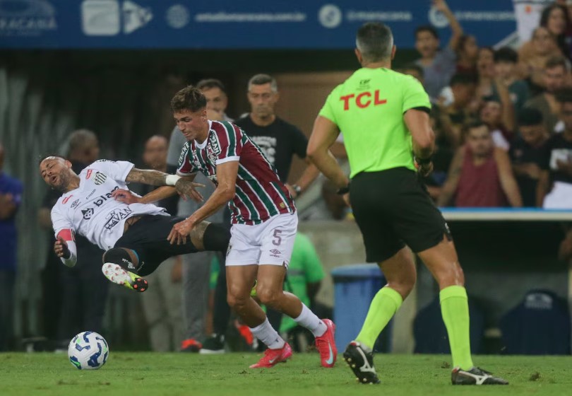 Neymar enfrentou duras divididas em seu retorno aos campos diante do Fluminense