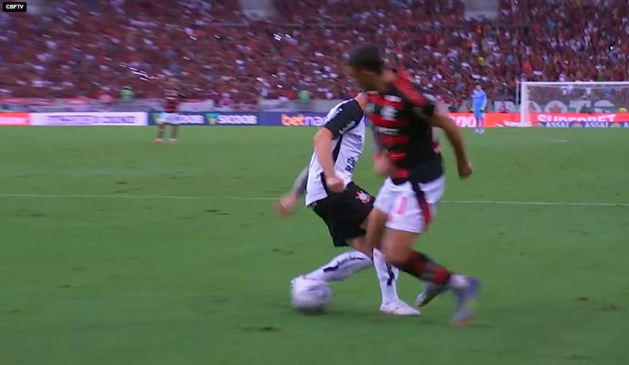 Árbitro viu falta de Igor Coronado em Arrascaeta e marcou pênalti para o Flamengo sobre o Corinthians