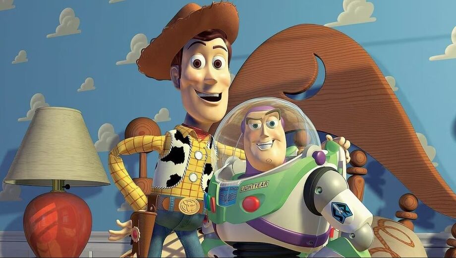 Como os brinquedos lidam com a era das telas? A resposta vem em Toy Story 5, que já está sendo gravado. Tom Hanks confirmou o retorno de Woody nos estúdios da Disney.