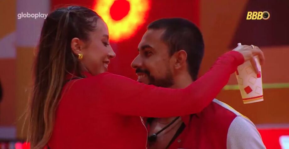 Renata e Maike se beijaram na festa de 5 de abril do BBB 25.