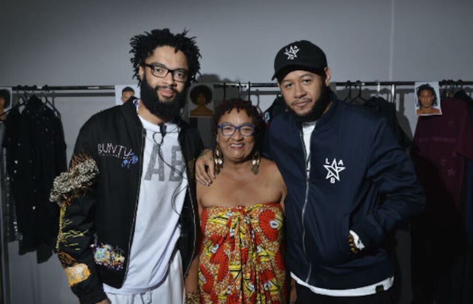 Fióti (esq.) e Emicida ao lado da mãe, Dona Jacira