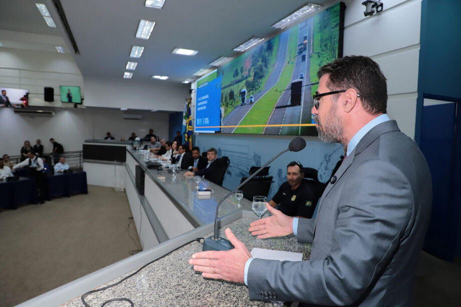 Deputado federal Marcos Pollon critica a CCR MS VIA por negligência e mortes na BR-163, exigindo soluções imediatas.