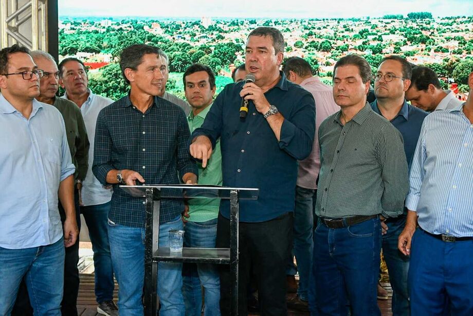 Em Maracaju, o governador Eduardo Riedel formalizou mais de R$ 47 milhões em obras de pavimentação, drenagem e a construção da pista do aeródromo municipal.