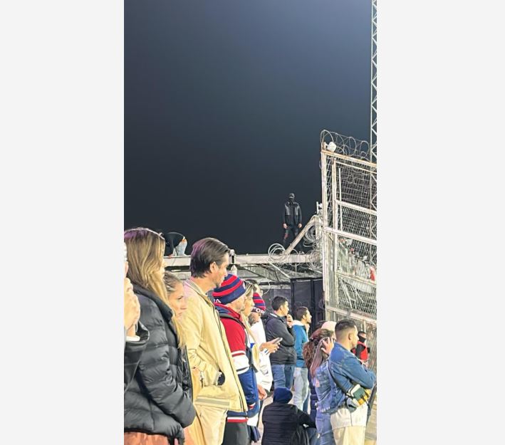Homem com capuz observa torcedores do Fortaleza no Estádio Monumental, em Santiago. Chilenos tentaram invadir o setor visitante.