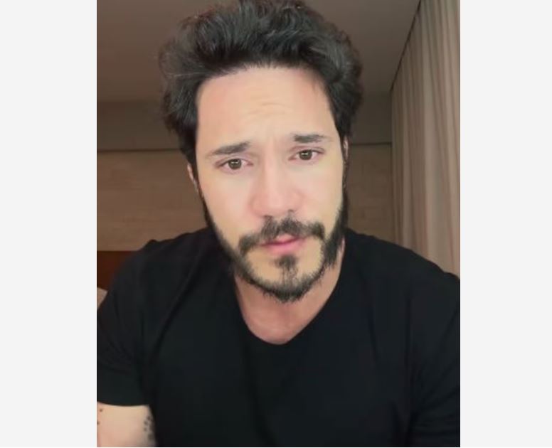 Eliezer se emociona ao falar de fé.