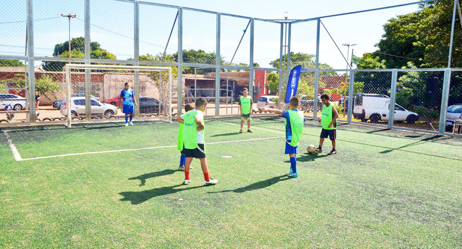 Arenas esportivas contam com campo de futebol society, arquibancada e iluminação de LED, e serão inauguradas em bairros das regiões Imbirussu, Lagoa, Bandeira e Anhanduizinho